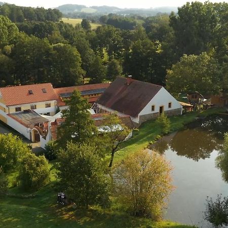 فندق Strnadovsky Mlyn Jesenice  المظهر الخارجي الصورة
