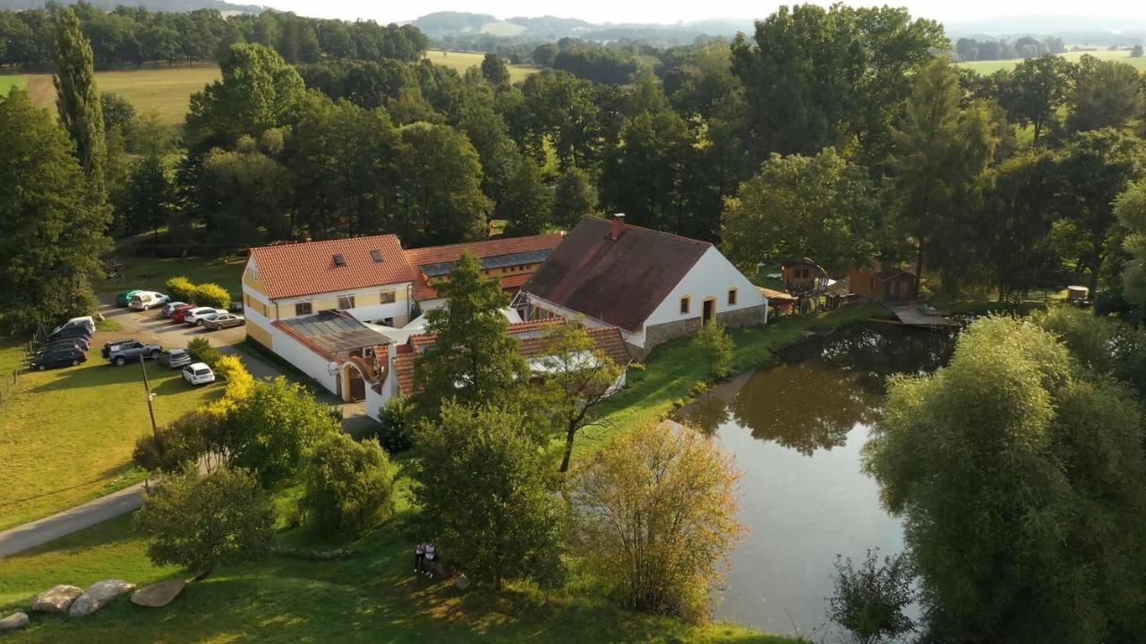 فندق Strnadovsky Mlyn Jesenice  المظهر الخارجي الصورة