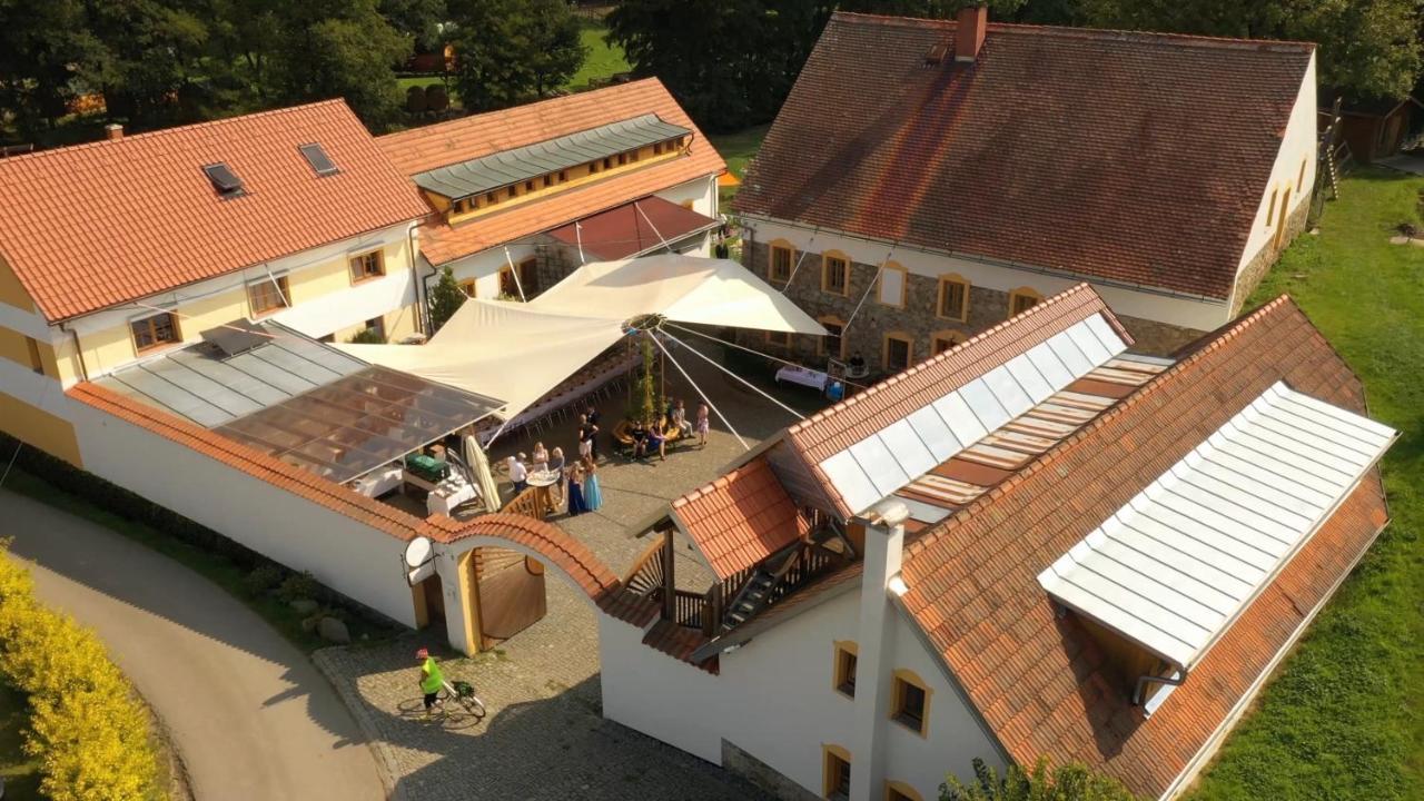 فندق Strnadovsky Mlyn Jesenice  المظهر الخارجي الصورة