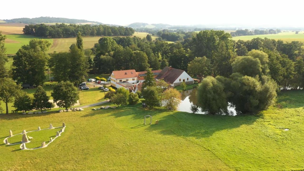 فندق Strnadovsky Mlyn Jesenice  المظهر الخارجي الصورة